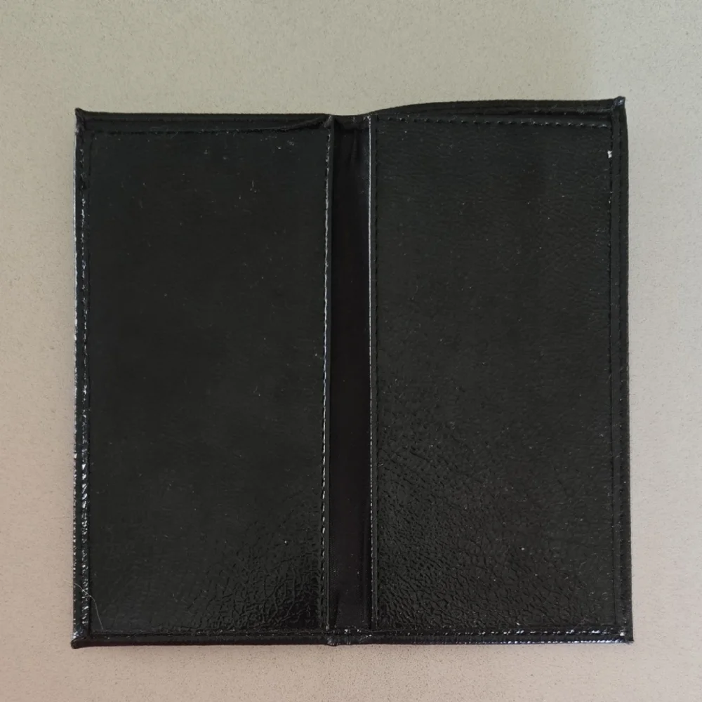 NWOT Stylish Giraffe Pattern Checkbook Cover - Picture 3 of 3
